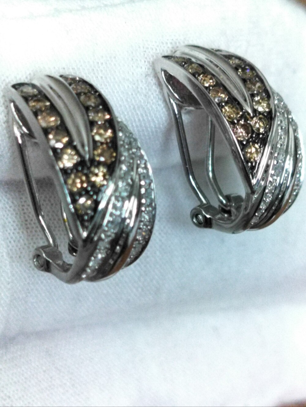 10k Natural Diamonds earrings!